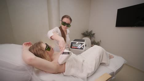 área de la axila de la mujer durante el procedimiento de depilación láser en la clínica de cosmetología moderna. concepto de belleza femenina, cosmetología, depilación