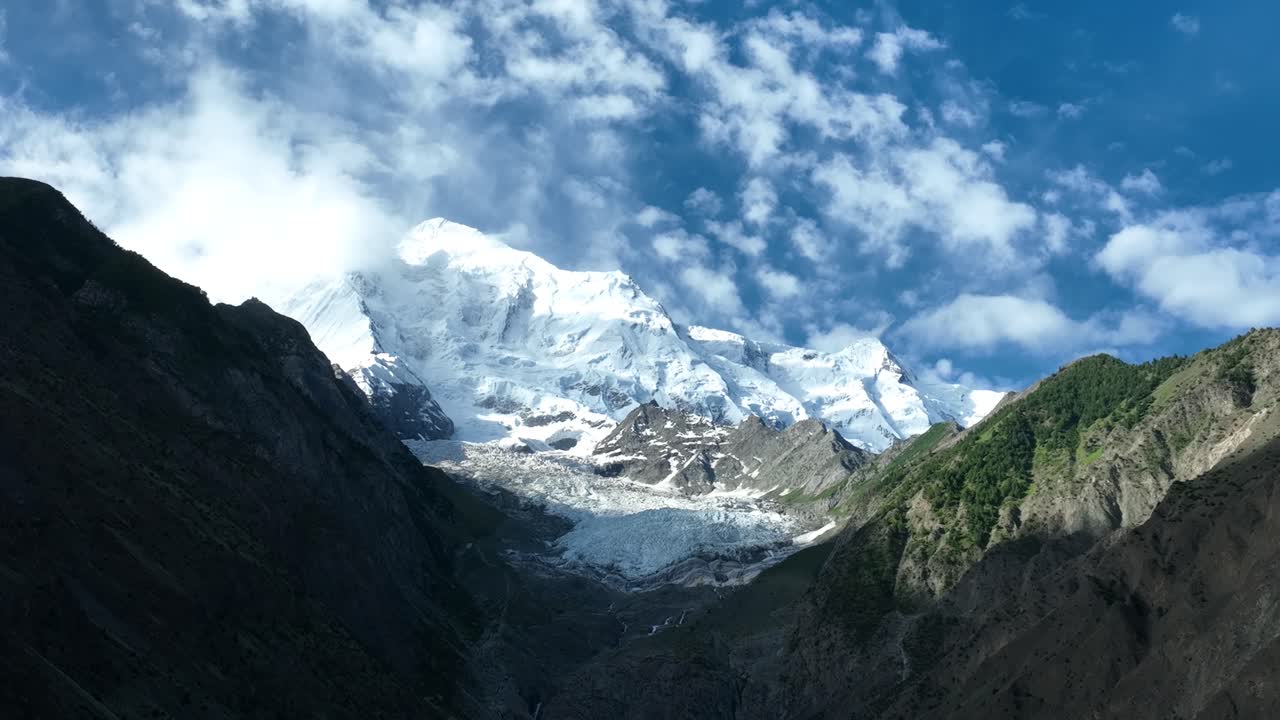 y hermosa montaña rakaposhi cubierta de nieve con nubes ligeras