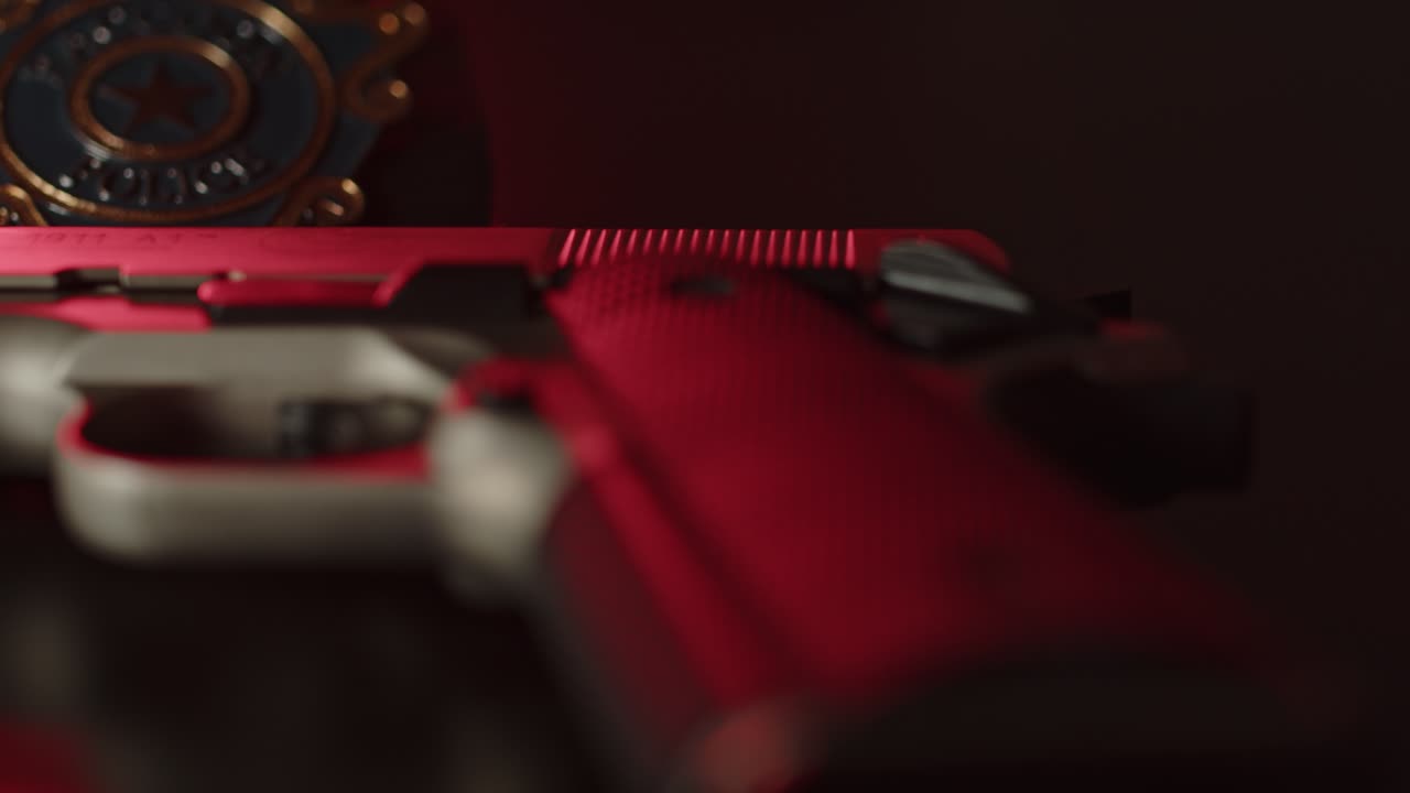 pan sobre pistola con una insignia de detective en el fondo