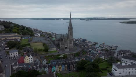 la catedral de st. colman cobh vista aérea juego de cartas casas coloridas de ancho 02