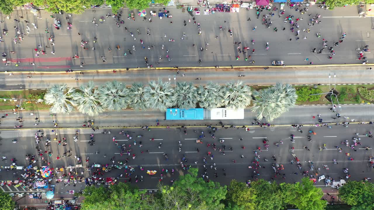 calle de la ciudad ocupada con multitudes y un autobús