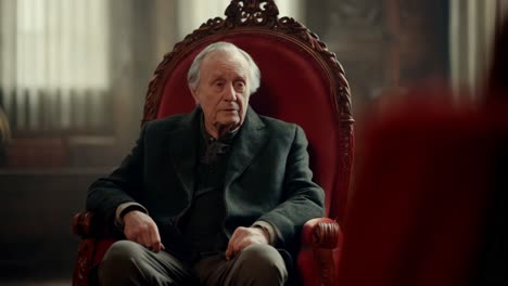 hombre anciano en un entorno histórico