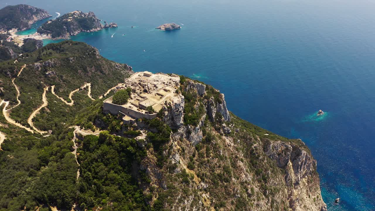 산 꼭대기에 있는 안젤로카스트로 성의 고대 유적을 회전하는 공중 촬영