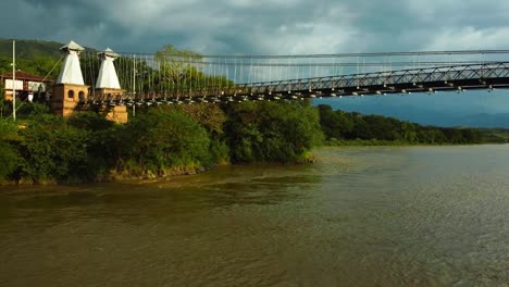 hermosa vista central del puente colonial de colombia