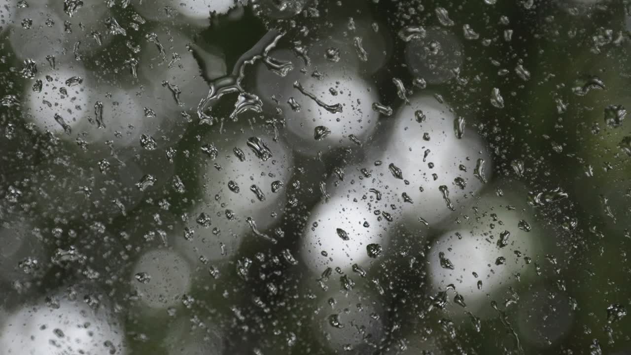gotas de lluvia en la ventana del auto