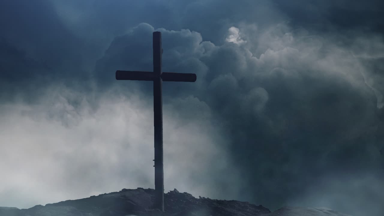 cruz en el fondo de nubes oscuras y relámpagos, tormentas eléctricas