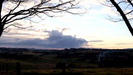 el lapso de tiempo de la puesta de sol a través de un entorno rural sereno