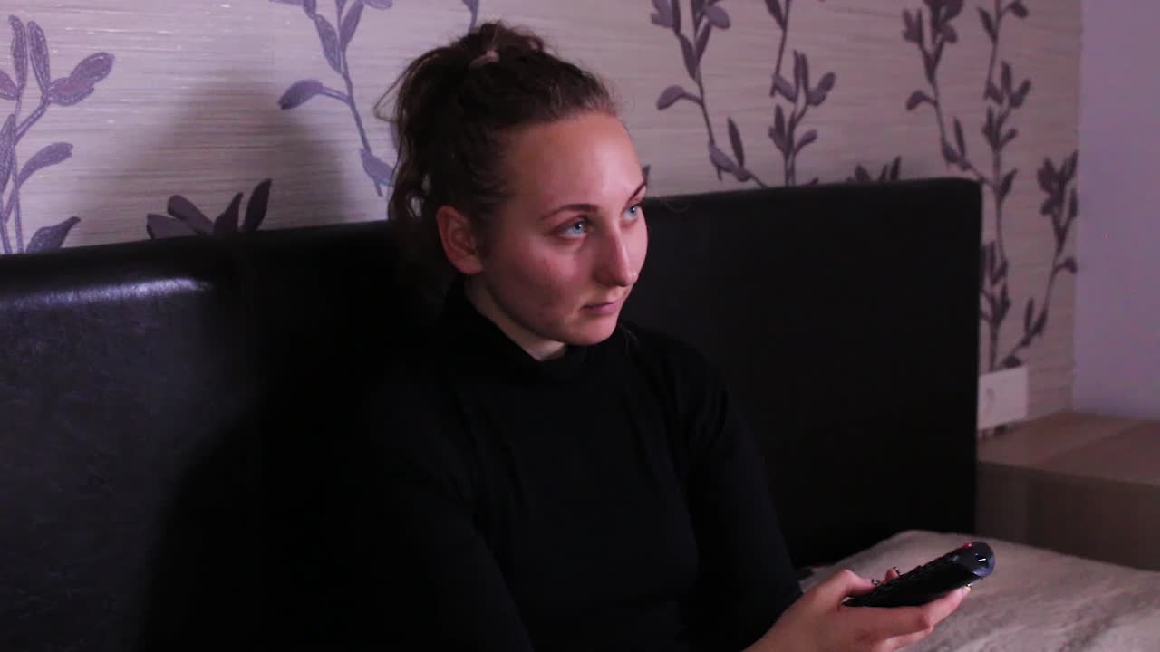 Ragazza adolescente seduta che guarda la TV