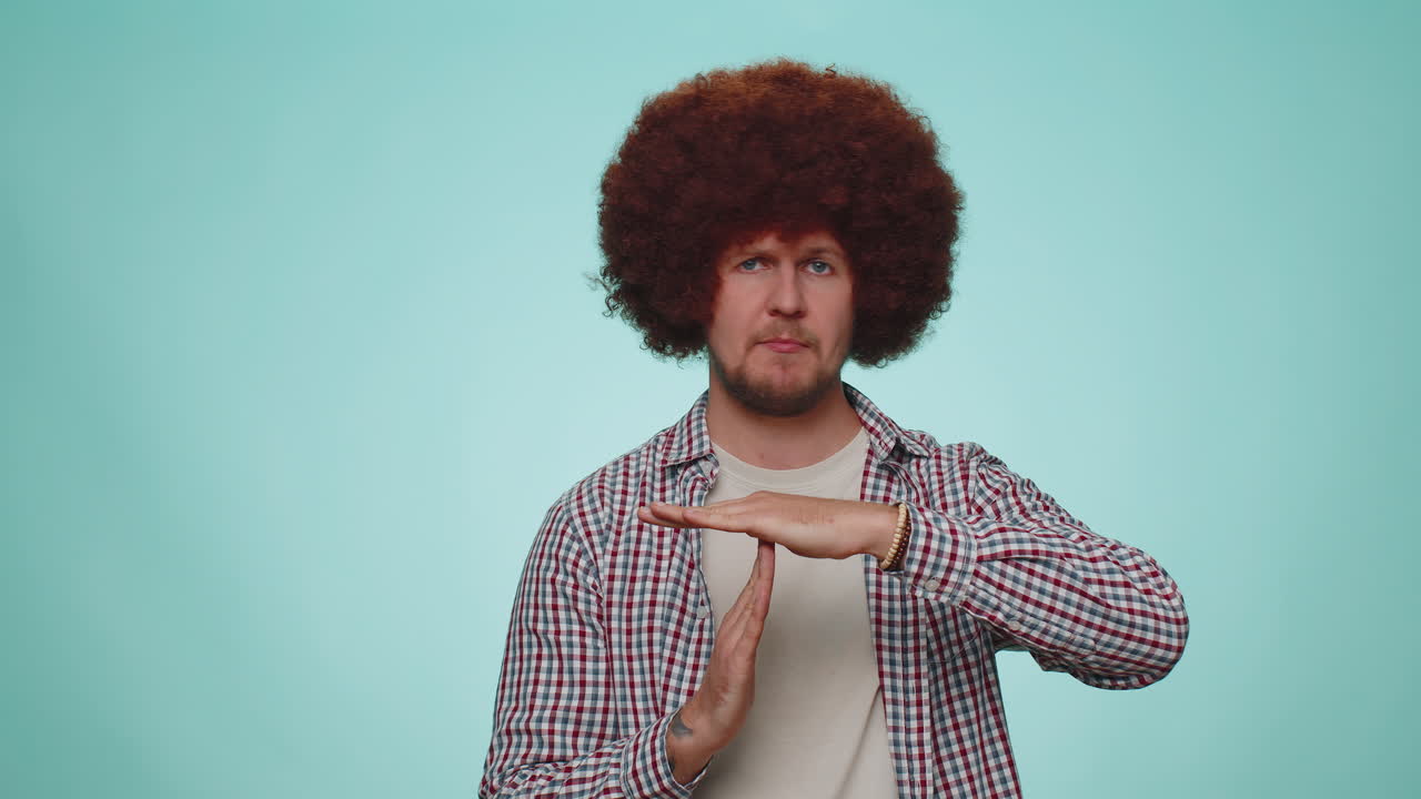 cansado en serio molesto hombre mostrando tiempo de espera gesto, límite stop break señal sin presión necesito más tiempo