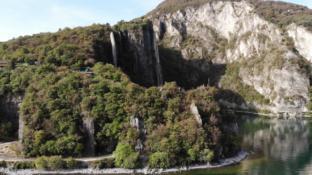 무인 항공기가 천천히 회전하여 iseo 호수의 카스트로 오리도를 드러냅니다.