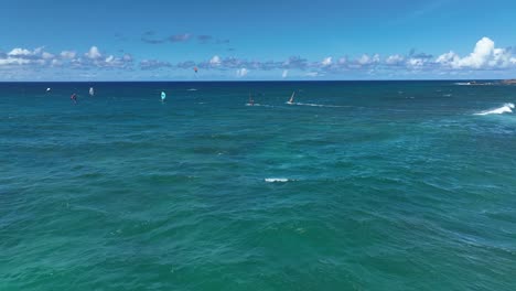 Deportes-Acuáticos-Navegando-Entre-Sí-Y-Cruzando-Caminos-En-La-Playa-De-Hookipa