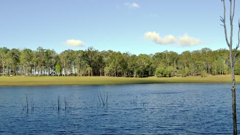 lago samsonvale de día con nubes arriba