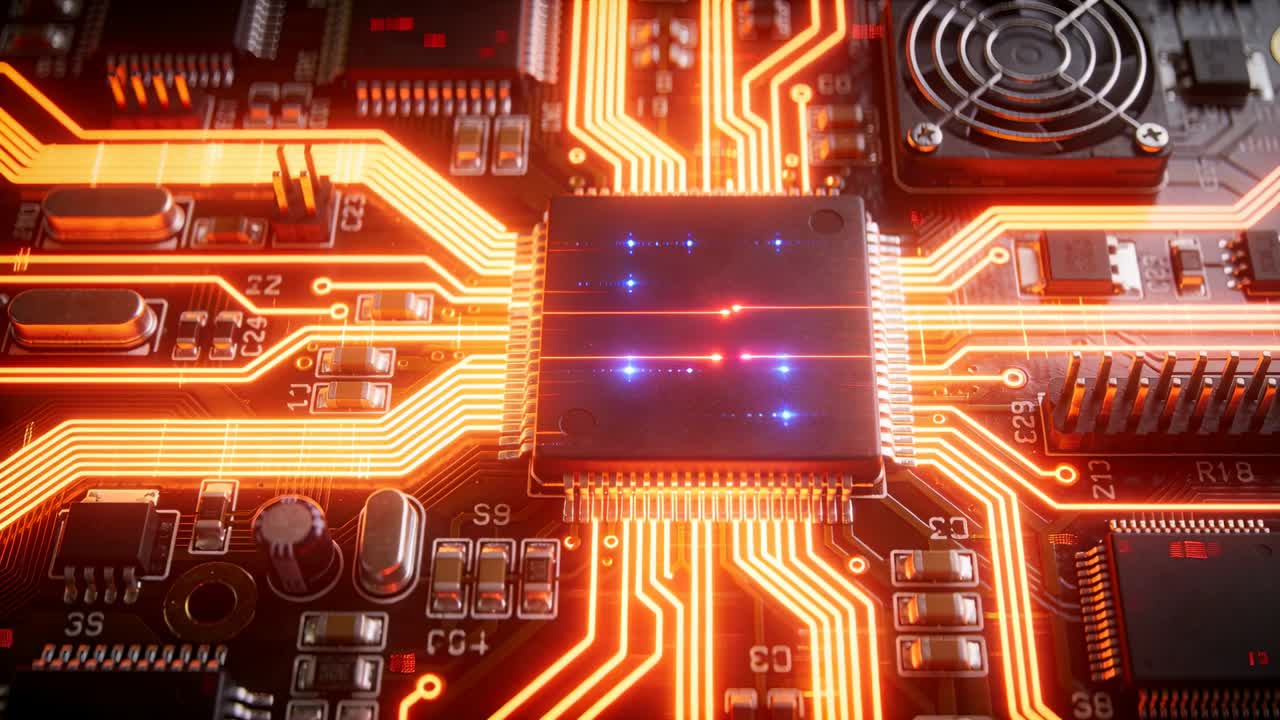 Vertikal video: Pulserende hoved-IC på printplade sender røde stråler og blå gnister langs orange spor, der kortlægger.