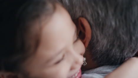 niña linda abrazando a la abuela sonriendo abrazando a su nieta abuela feliz disfrutando del abrazo de su nieta en casa concepto familiar 4k