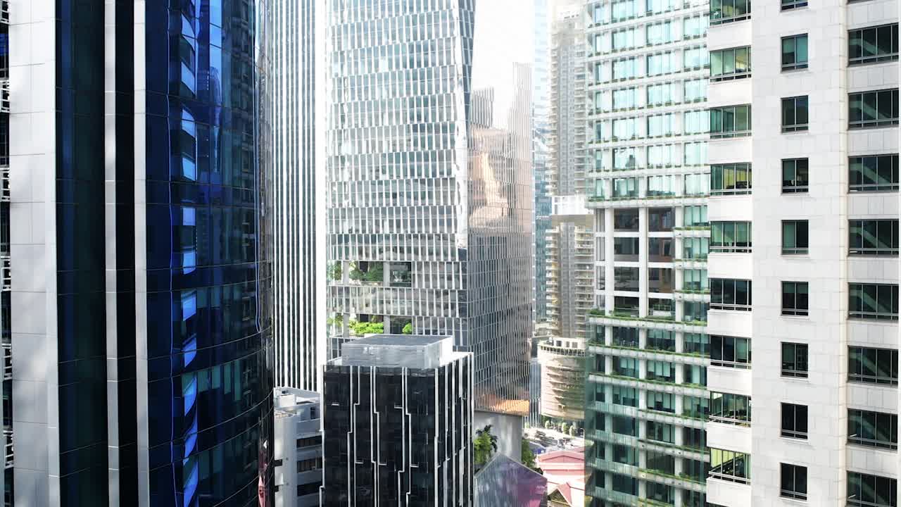 눈이 볼 수 있는 멀리까지 높은 오피스 빌딩을 통해 확대