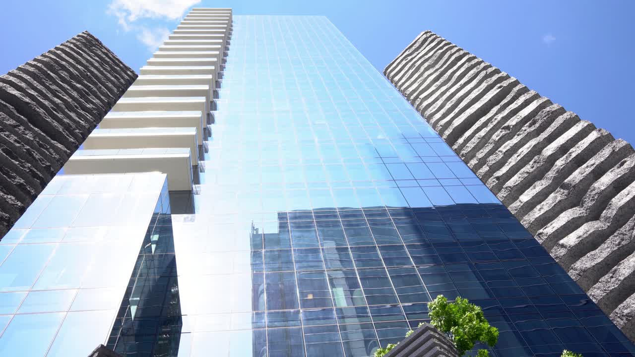 rascacielos de vidrio moderno que refleja el cielo azul en el paisaje urbano de dallas