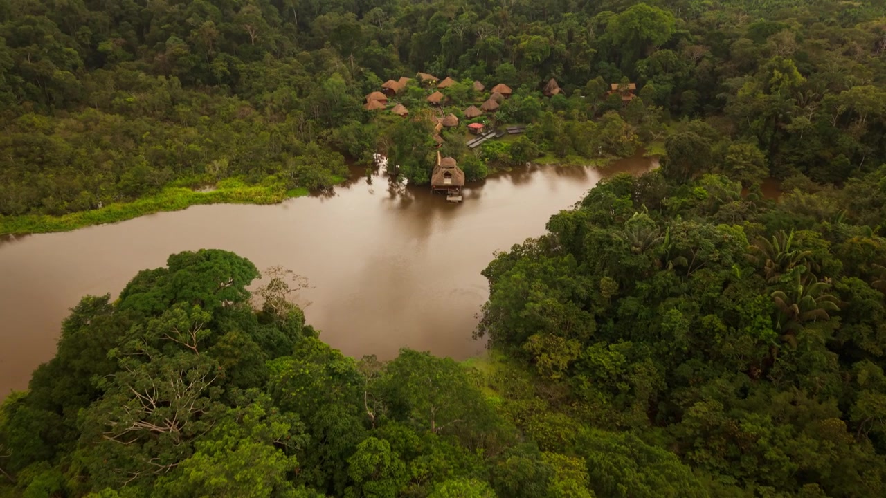 Impresionantes imágenes aéreas volando sobre la selva amazónica revelando una remota aldea indígena.