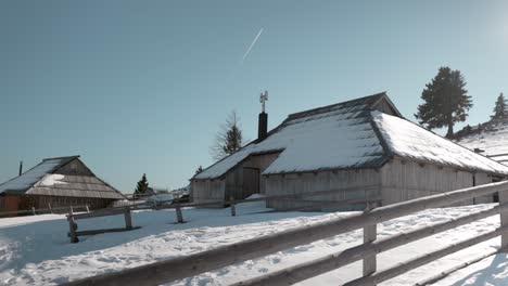 Alte-Hirtenhütte-In-Den-Schneebedeckten-Bergen