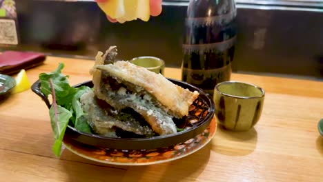 pescado frito delicioso servido con verduras y bebida