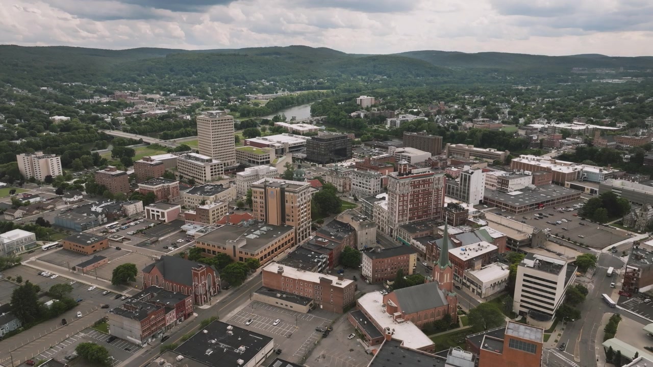 Ripresa aerea con drone di Binghamton in una giornata nuvolosa. Scattato nello Stato di New York durante l'estate