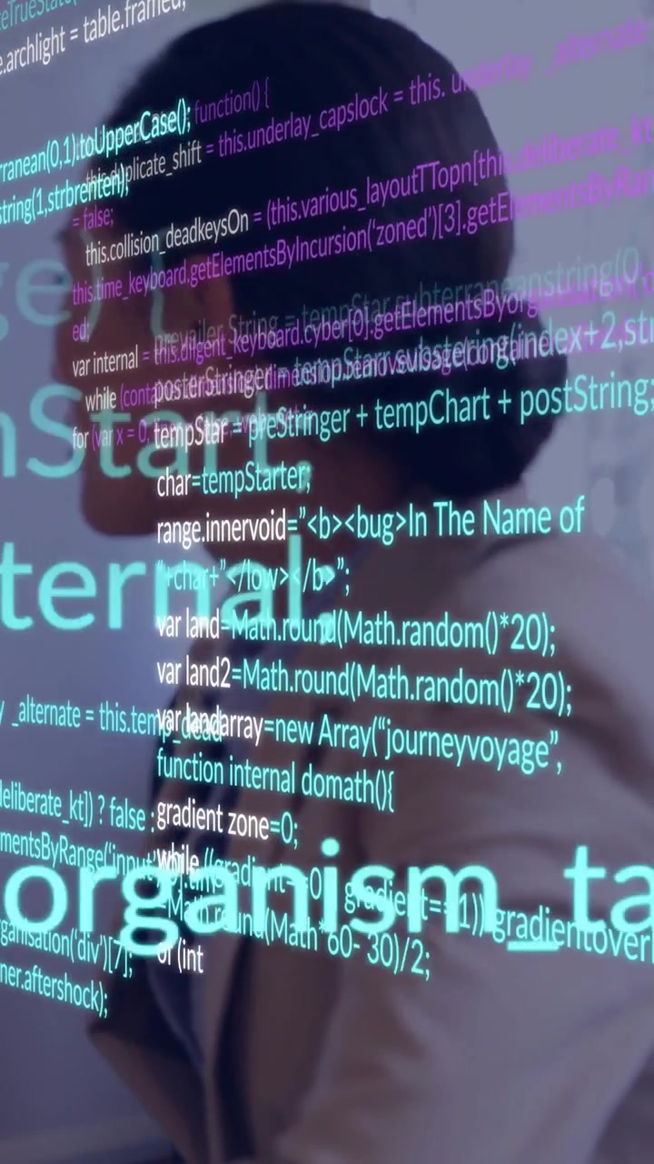 Vertikal video: Projektor projicerer cyan-lilla kode over kvinde, lægger HTML i lag, fremviser teknologi