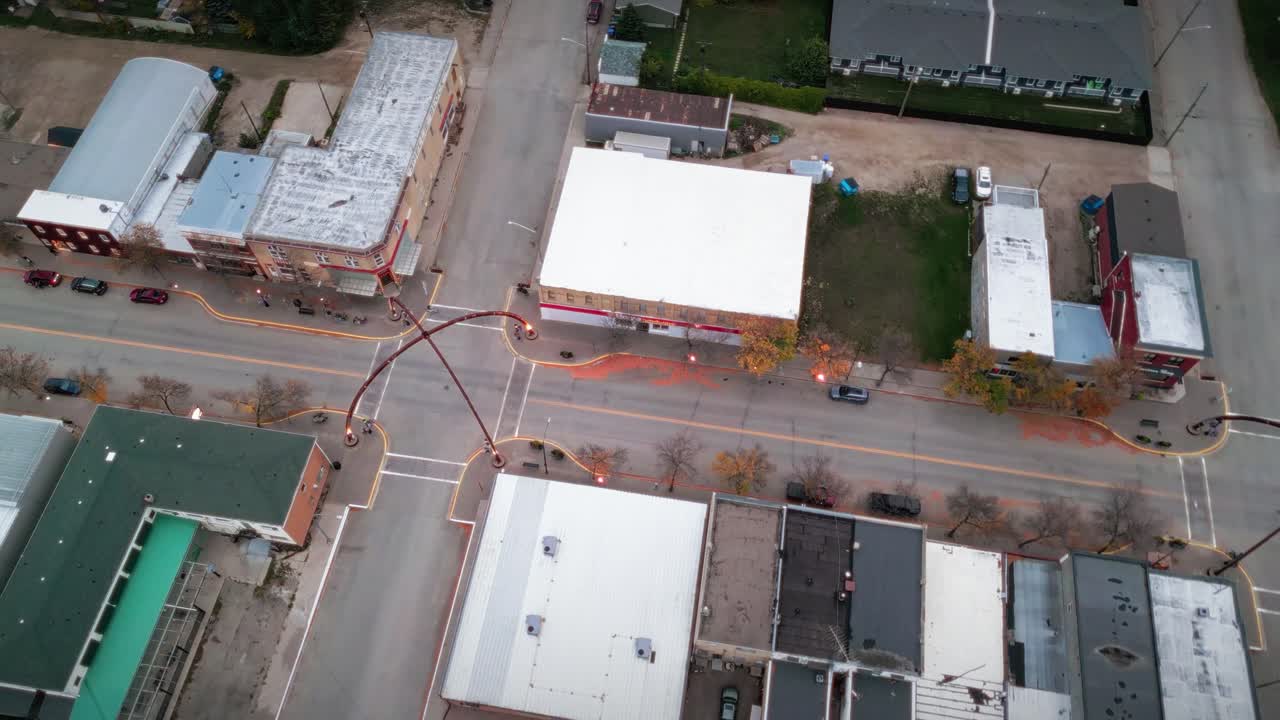 un drone de buceo cinematográfico del paisaje del norte de canadá una pequeña ciudad rural de esquí pueblo de pescadores arcos de la calle principal en la comunidad de asessippi en binscarth russell manitoba canadá