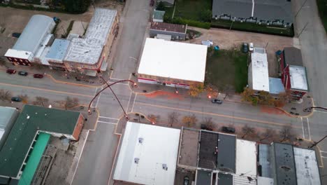 un drone de buceo cinematográfico del paisaje del norte de canadá una pequeña ciudad rural de esquí pueblo de pescadores arcos de la calle principal en la comunidad de asessippi en binscarth russell manitoba canadá