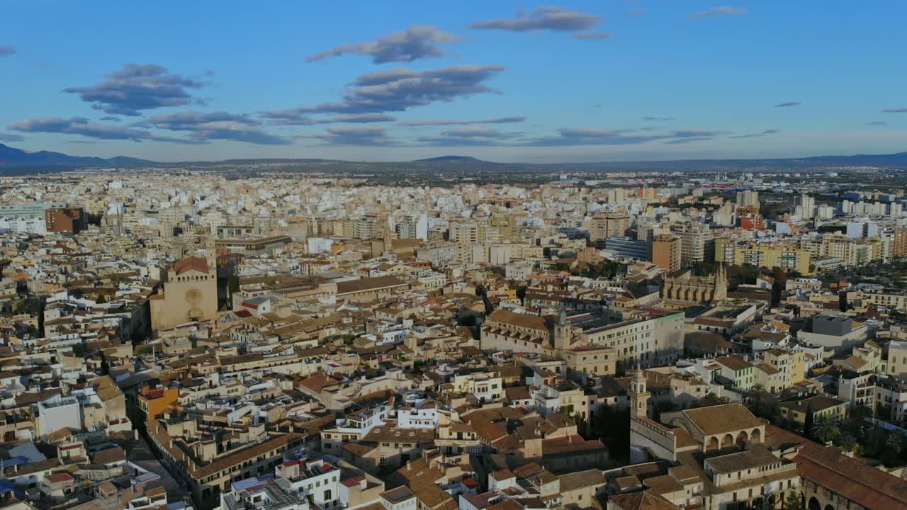 Veduta frontale di Palma con drone.