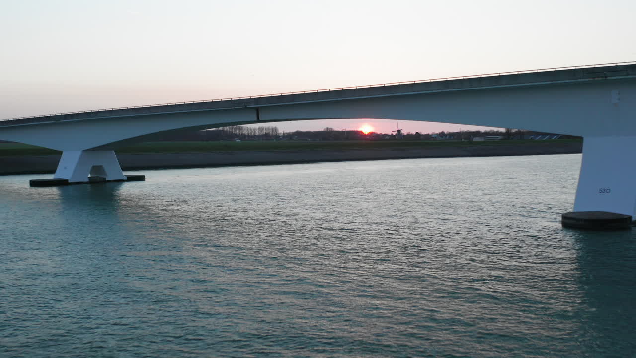 항공: 일몰 동안 유명한 질랜드브리지