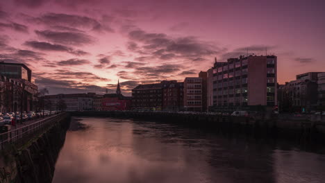 Statischer-Fluss-Lee-Sonnenuntergang-Im-Zeitraffer-Vom-Stadtzentrum-Von-Cork-In-Irland
