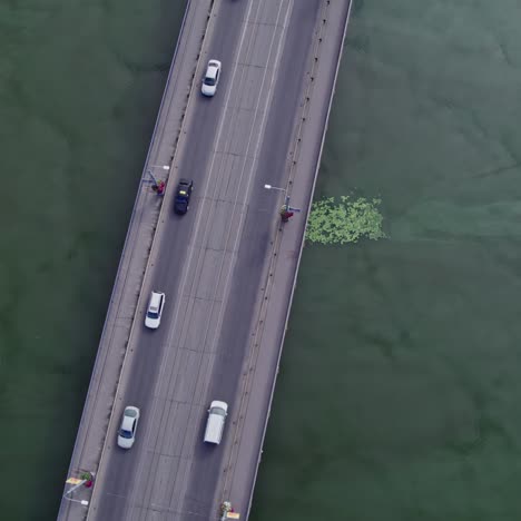 tráfico en el puente que cruza el río