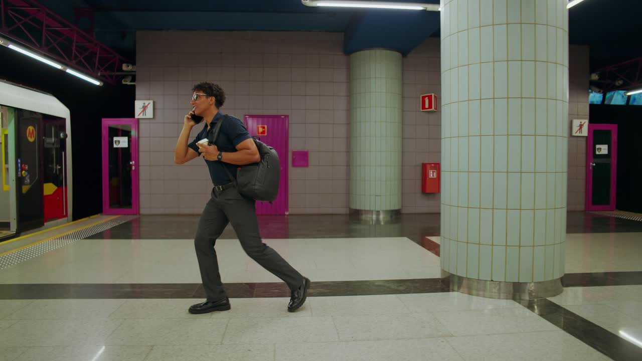 Plataforma de estação de metrô com trem e pessoas