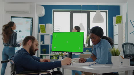 equipo diverso trabajando juntos con gráficos financieros mirando la pantalla verde