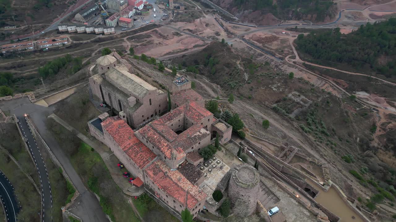 castillo de cardona y la ciudad circundante, que muestra la arquitectura histórica y el paisaje, vista aérea