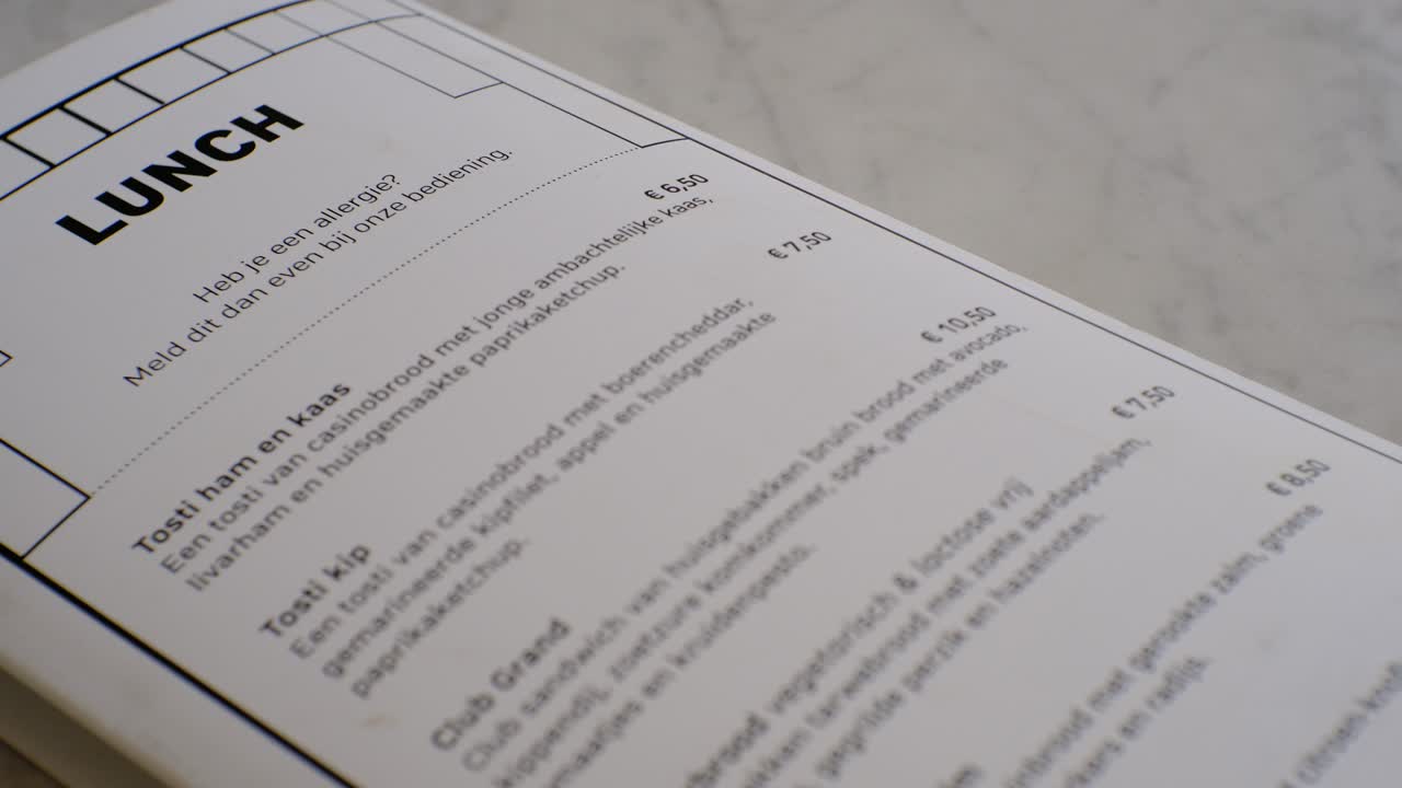 primer plano de la tarjeta del menú del almuerzo en el comedor holandés