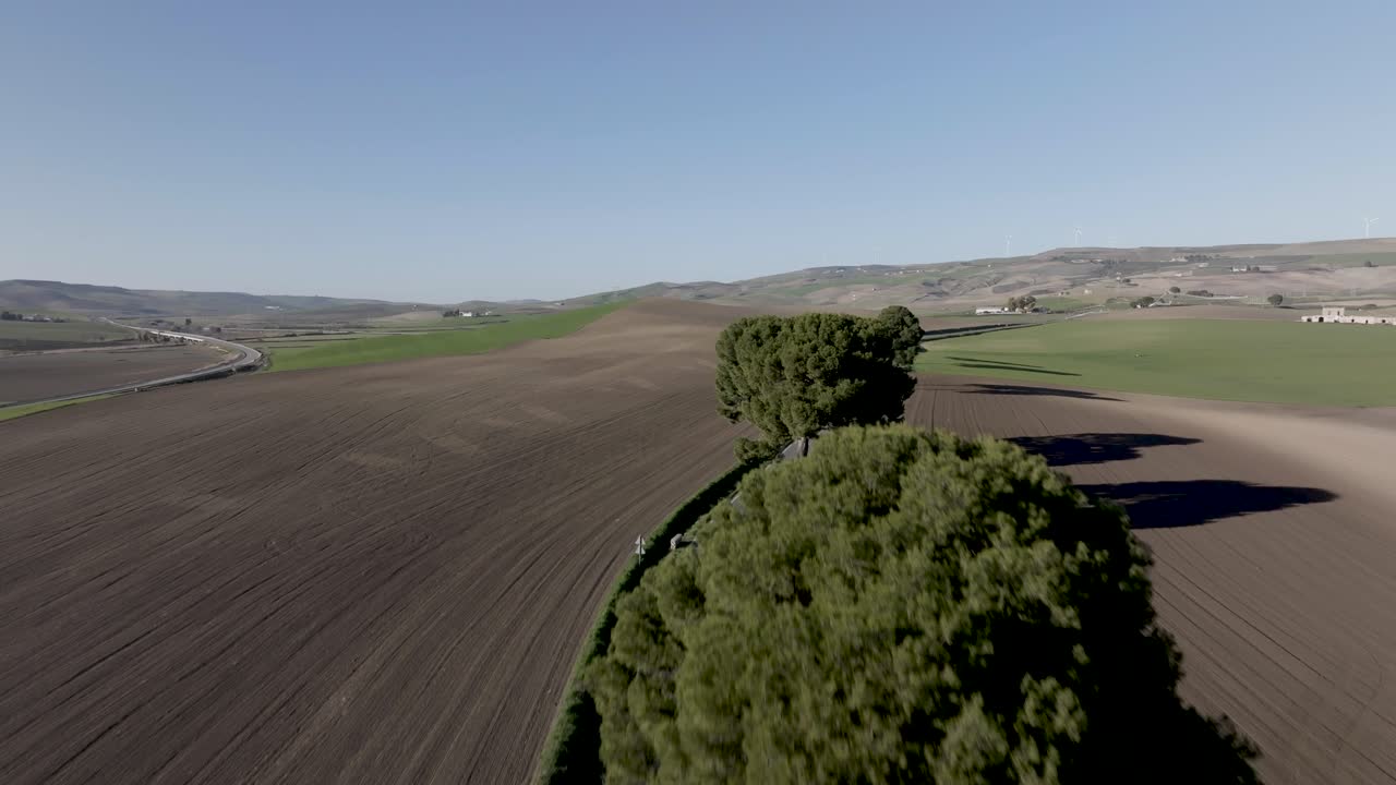 carretera de italia con árboles revela antena