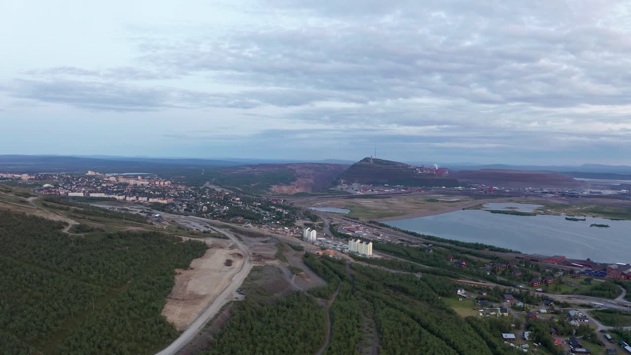 Ripresa con drone della campagna della miniera di ferro di Kiruna durante un tramonto estivo in Svezia