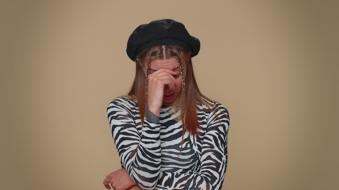 화를 내는 예쁜 젊은 여성 얼굴 손바닥 제스처, 지루한 느낌, 결과에 실망, 나쁜 소식