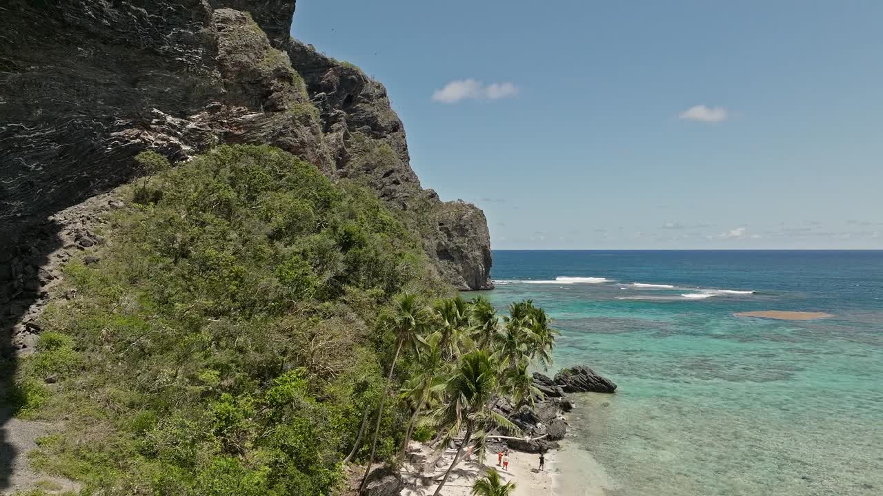Linda praia de areia branca e pessoas relaxando em Playa Fronton, Las Galeras na República Dominicana.