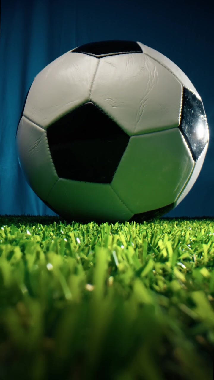 Yapay Çim Üzerine Futbol Topu Yerleştiren El