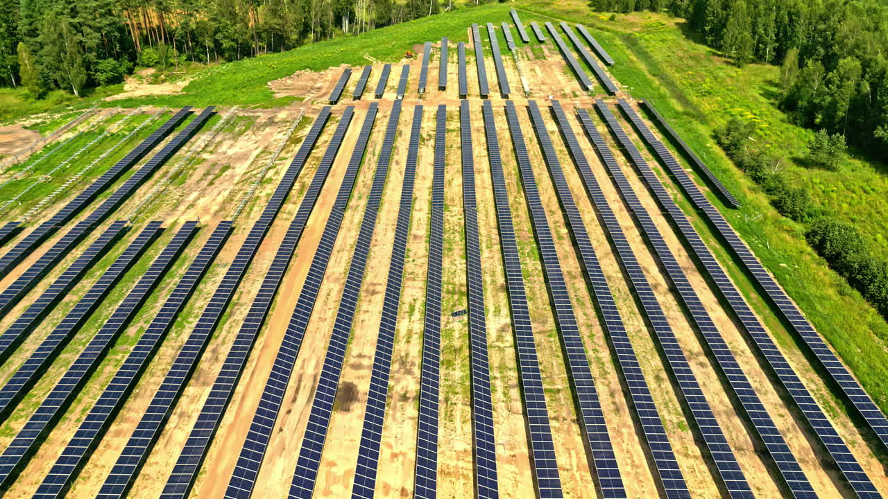 солнечные панели выровнены в сельских полях дрон быстро летает над устойчивыми технологиями