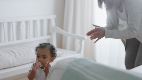 Bebé-Feliz-Dando-Los-Primeros-Pasos-Niño-Pequeño-Caminando-Con-Su-Madre-Aplaudiendo-Orgulloso-Del-Progreso-De-Sus-Hijas-Pequeñas-Ayudando-Al-Bebé-Sosteniendo-Al-Niño-Apoyando-Al-Niño-En-Casa