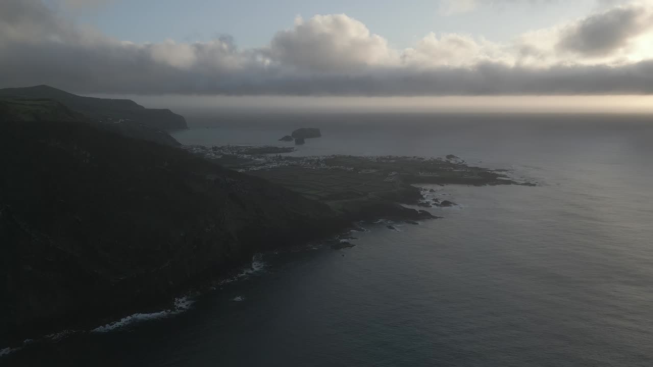 구름이 많은 날에 모스테이로스 마을, 포르투갈 사우 미구엘 섬의 폰타 델가다