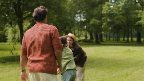 familia jugando en el parque