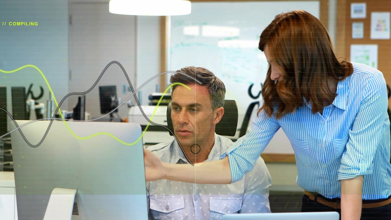 Mulher apontando para um laptop e iniciando uma análise de tecnologia, homem observando, nós animados cruzando rostos