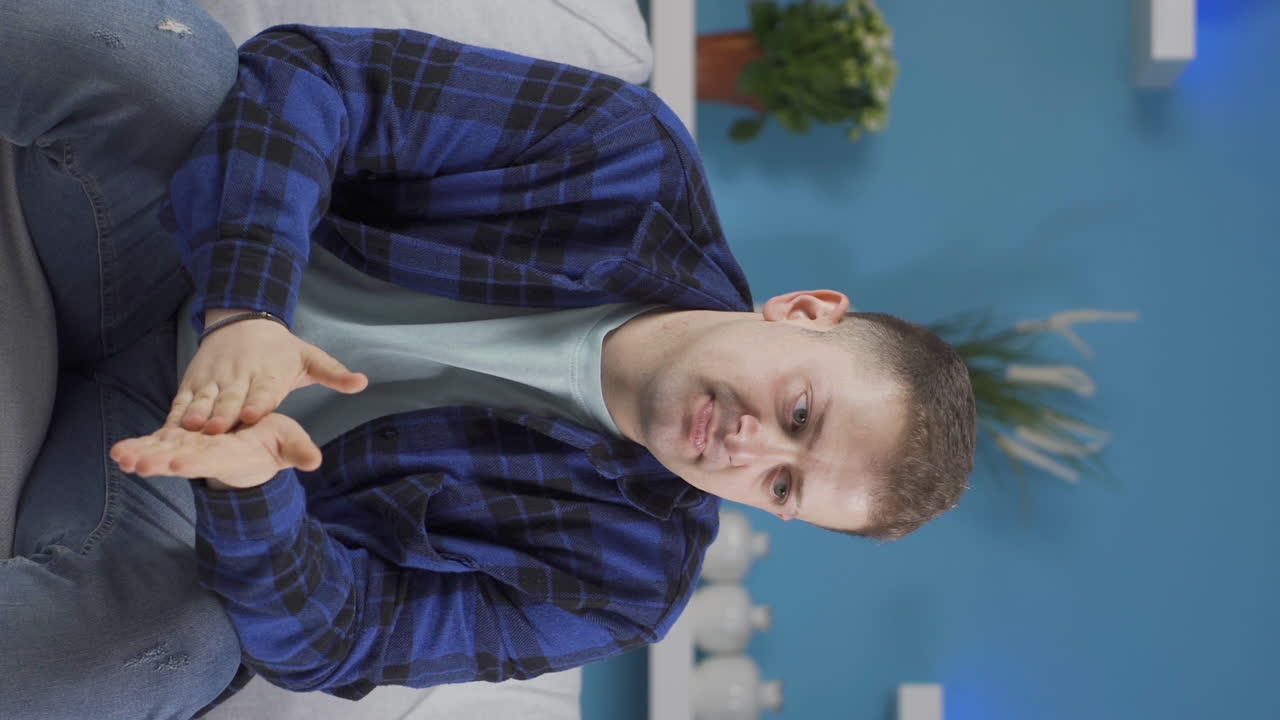 el video vertical del hombre con problemas es reflexivo, no está bien.