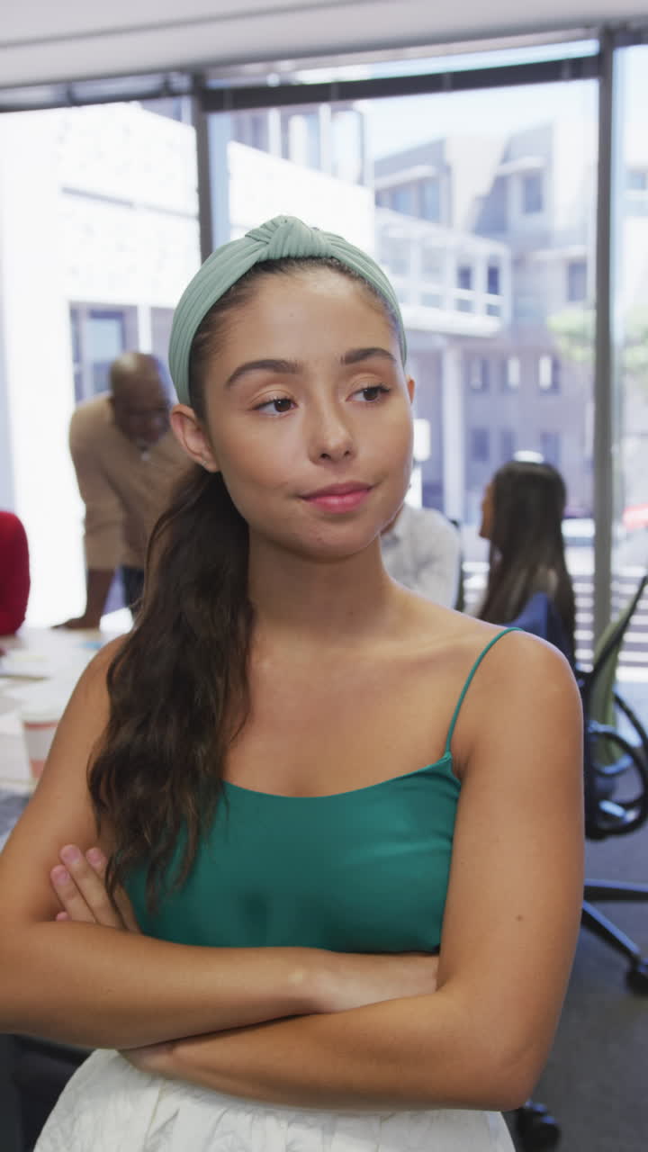 사무실에서 이야기하는 다양한 사업가들의 초상화의 수직 비디오