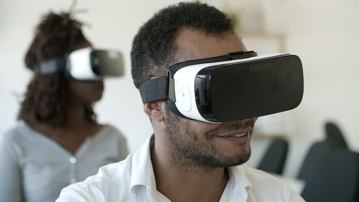 Nahaufnahme eines lächelnden afroamerikanischen Mannes mit VR-Headset