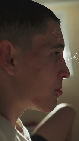 hombre consternado toma un descanso después de drenar el entrenamiento de boxeo en el sótano del club deportivo. deporte enérgico y exigente. transpiración goteando de esfuerzos intensos
