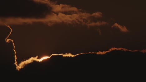 Lapso-De-Tiempo-De-Una-Hermosa-Puesta-De-Sol-Con-Nubes,-Tiro-Ancho-Estático